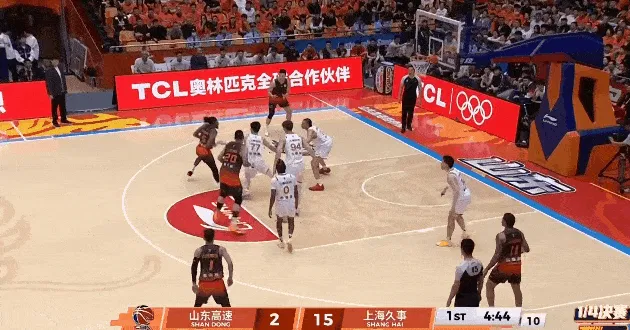 开云官网-山东开局2-15落后上海，郭凯跳投卡篮脖子、山东全队12中1